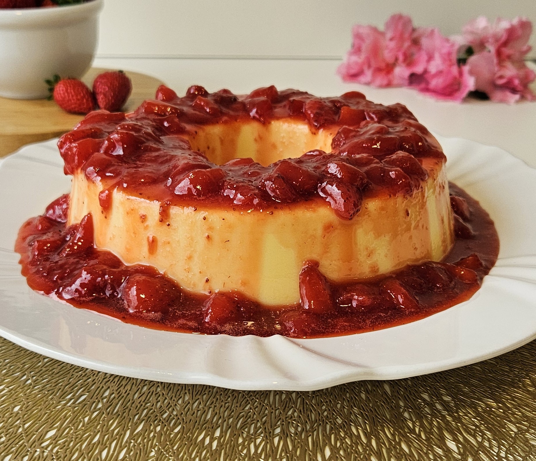 Pudim de Chocolate Branco com Calda de Morangos 1kg - Tamanho Família